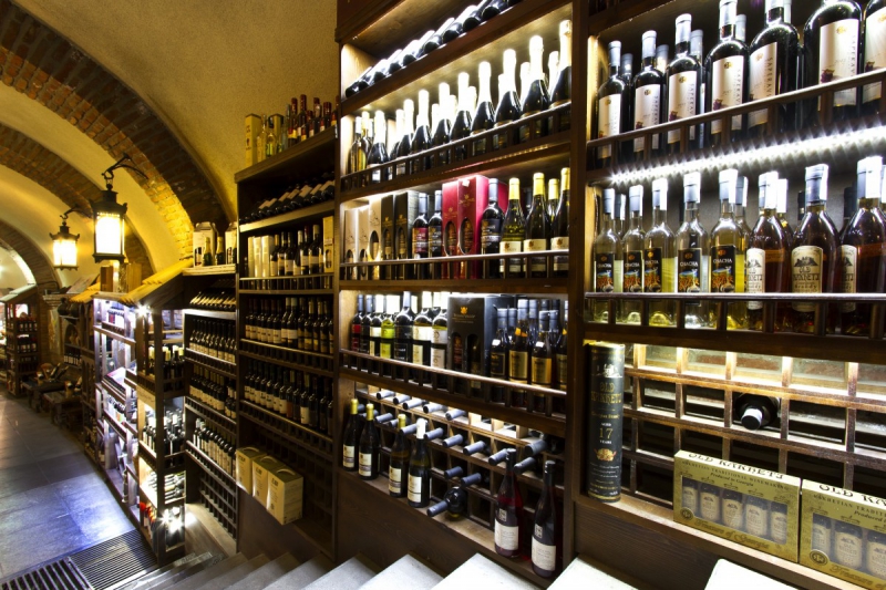 vente-CAGNES SUR MER-min_world_street_travel_shop_canon_georgia_wine_bottles-429767